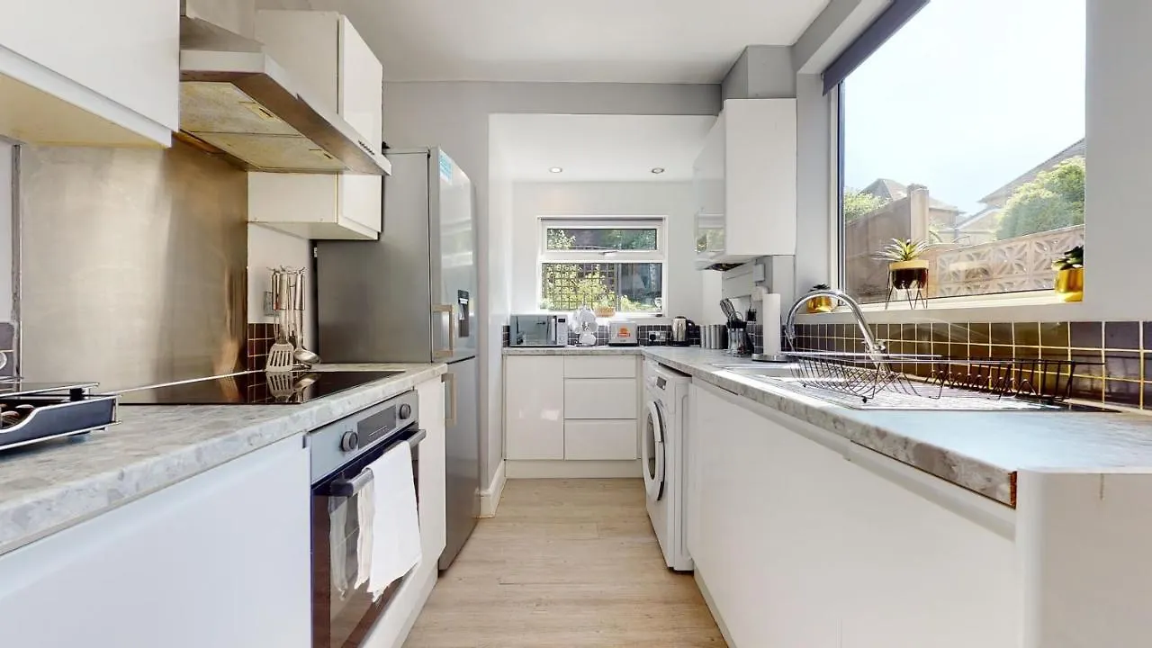 Valley Road- 3 Bedrooms Sleeps 5, Free Parking & Wifi - Close To City Centre, University & Hospital Nottingham Reino Unido