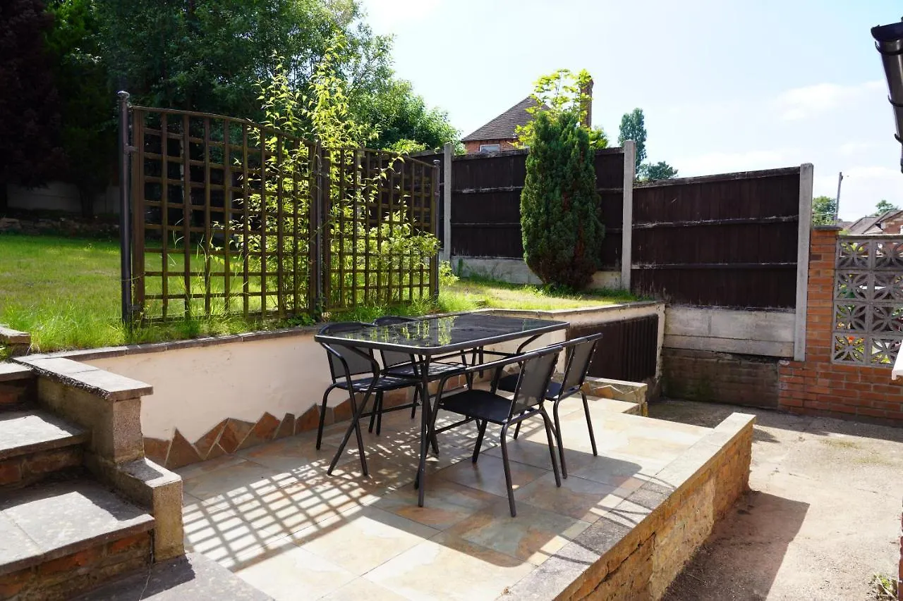 Valley Road- 3 Bedrooms Sleeps 5, Free Parking & Wifi - Close To City Centre, University & Hospital Nottingham 0*,  Reino Unido